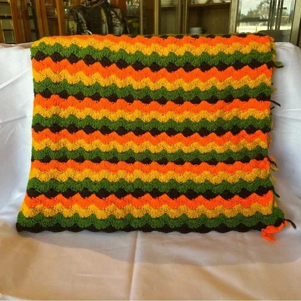 Vintage 1970s MCM Hand Knit Blanket (Yarn) - Picture 3 of 3